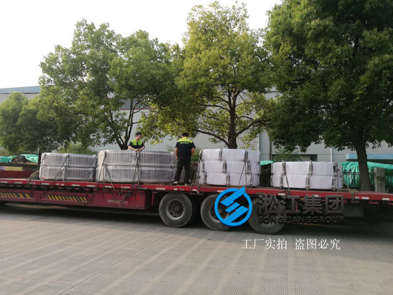 【發貨現場】大口徑橡膠接頭發往上海竹園污水處理廠