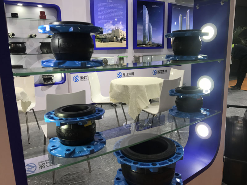 為什么橡膠接頭與對夾式軟密封蝶閥連接后出現泄漏現象？