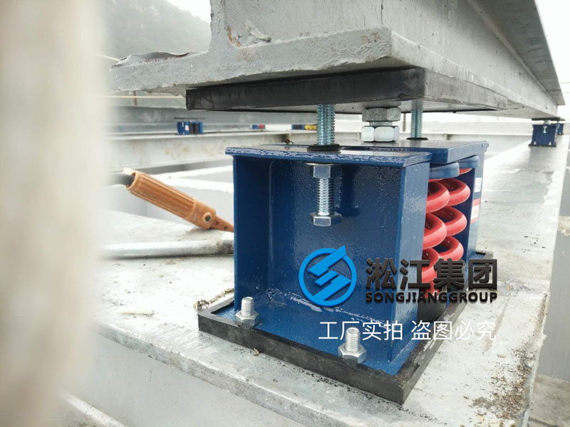 樓頂冷卻塔彈簧減震器安裝現(xiàn)場“這樣做就沒有震動了”
