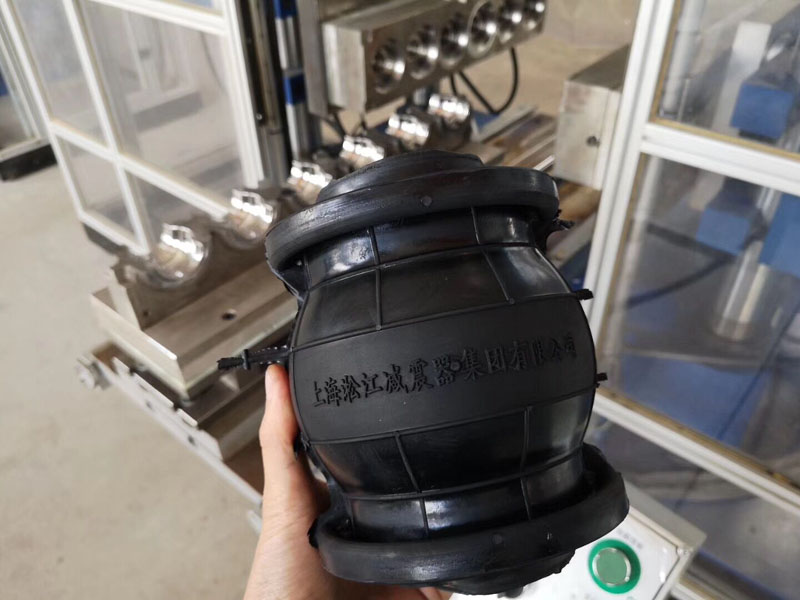 為了把控橡膠接頭膠料穩定性實驗室新增一臺三升密煉機